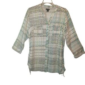 New Directions Med geometric print v-neck roll cap sleeve top. 7030